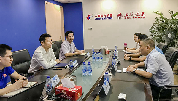 7月9日，集團(tuán)公司董事長李漢東、副總經(jīng)理龔勇一行前往上航假期國際旅行社總部，拜訪上航假期總經(jīng)理靳黎軍，雙方就下一步開展更加深入的合作進(jìn)行了洽談。市場營銷部、經(jīng)營管理部相關(guān)負(fù)責(zé)人陪同參加。.png