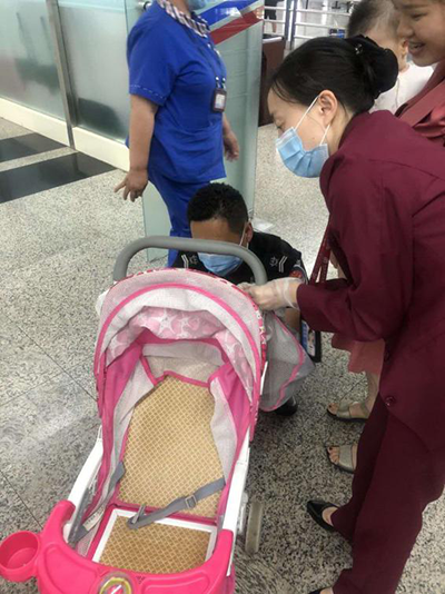 圖片1.png“真情服務(wù)”是讓旅客更加安心、放心、舒心的出行。行查室作為部門進(jìn)港服務(wù)的最后一個(gè)環(huán)節(jié)，在日常工作中也很注重服務(wù)細(xì)節(jié)。6月10日，行查室工作人員幫助旅客打開嬰兒車，為她排憂解難。.png