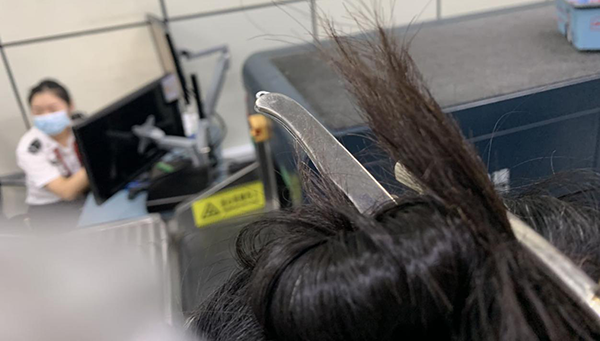 1598499041126780.png 旅客藏水果刀當(dāng)發(fā)簪 安檢員一眼識破.png