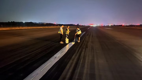 深夜，航班結(jié)束后，工作人員對(duì)跑道中心線進(jìn)行復(fù)新_副本.jpg