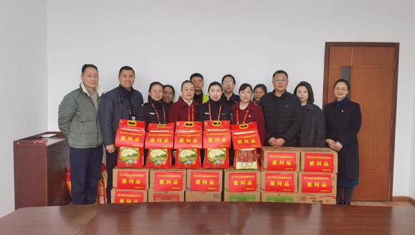 金馬踏春送溫暖 情潤(rùn)機(jī)場(chǎng)職工心 丨市總工會(huì)、綿陽(yáng)市經(jīng)開(kāi)區(qū)工會(huì)現(xiàn)場(chǎng)慰問(wèn)綿陽(yáng)機(jī)場(chǎng)干部職工